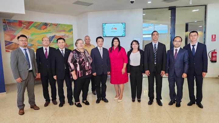 Directivos de BioCubaFarma reciben a delegación china para intercambiar sobre cooperación biotecnológica.