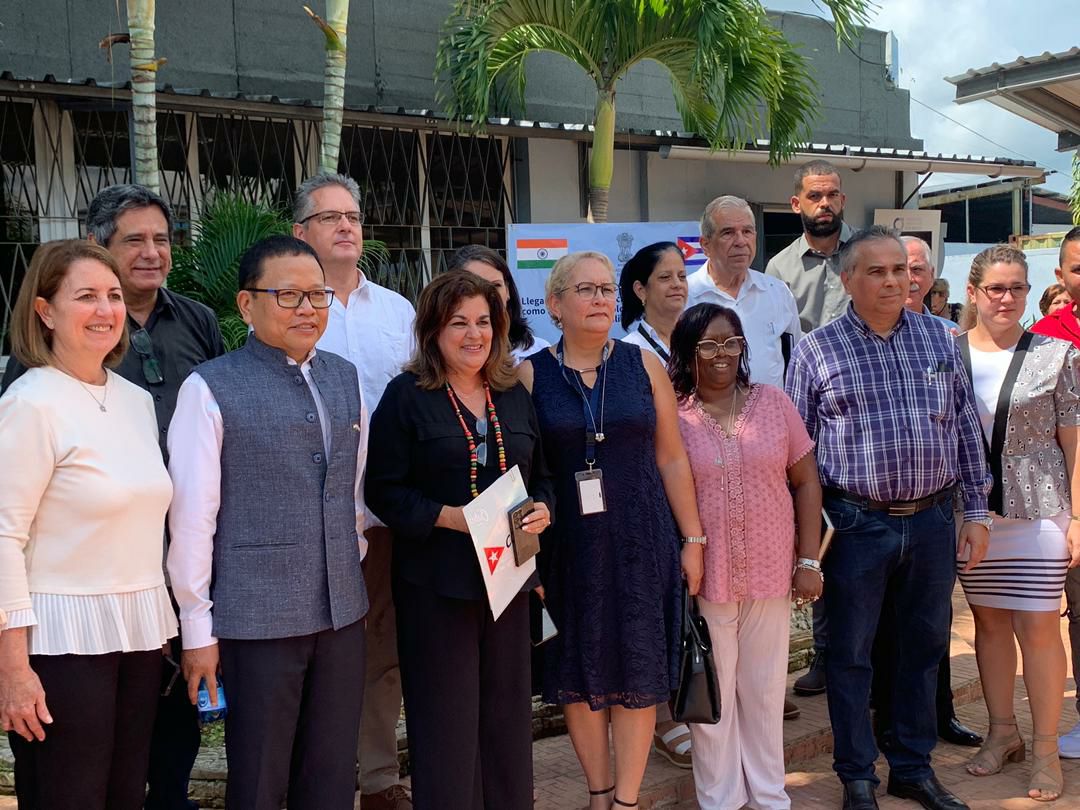 Directivos de BioCubaFarma con embajador de la República de la India